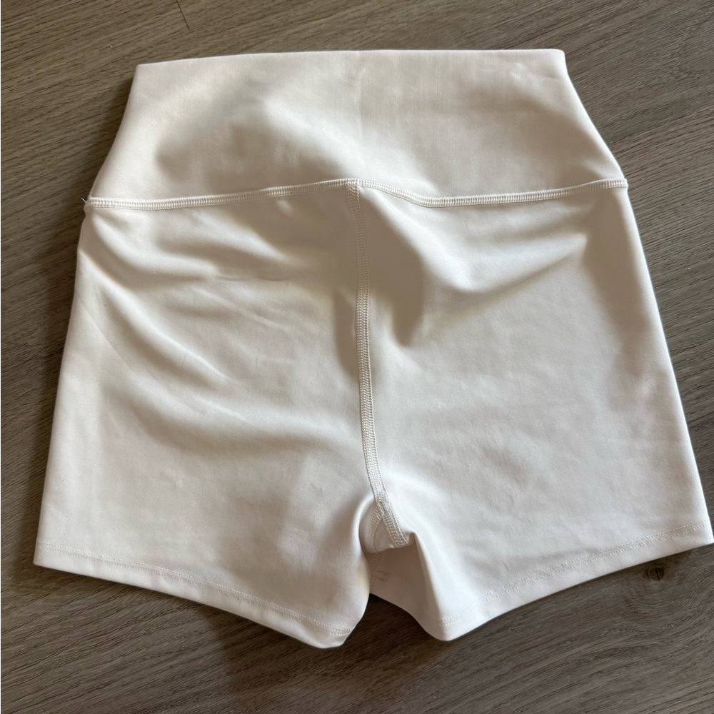 ALO Yoga Women's Cream Bike Shorts - Picture 3 of 4